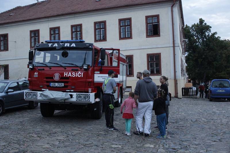 Lidé se při večerní procházce v Kouřimi dozvěděli mnoho o historii.