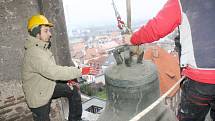 Usazování nových zvonů na zvonici chrámu sv. Bartoloměje.