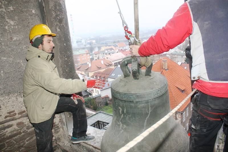 Usazování nových zvonů na zvonici chrámu sv. Bartoloměje.