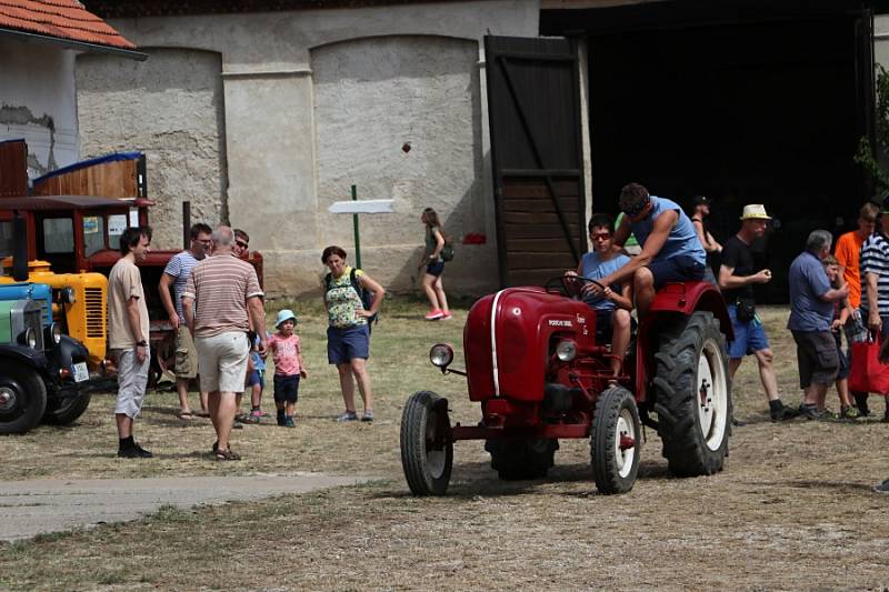 První den Svatoprokopské pouti v Chotouni - Výstava traktorů.