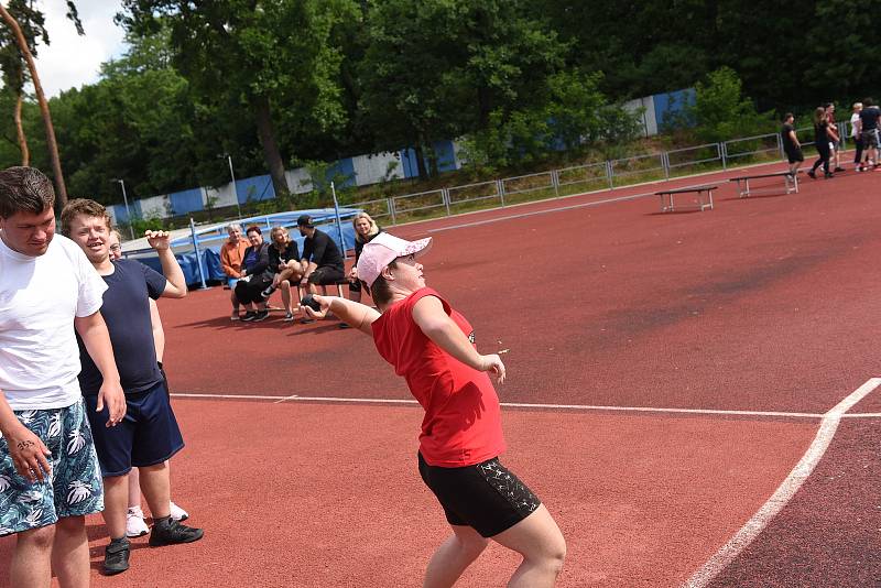 Z Her pro radost na atletickém stadionu v Kolíně.