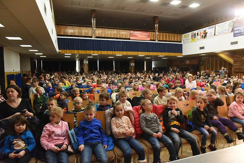 Z dětského představení 'O pejskovi a kočičce' ve velkém sále Městského společenského domu v Kolíně.