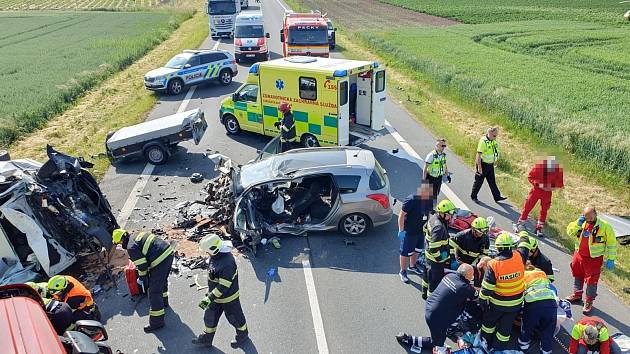 Vážná dopravní nehoda na silnici I/12 u Křečhoře.