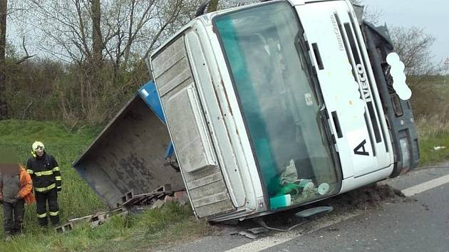 Dopravní nehoda osobního a nákladního automobilu mezi Radimí a Dobřichovem.