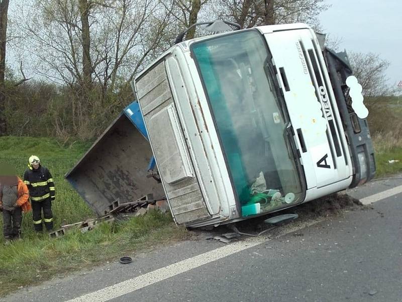 Dopravní nehoda osobního a nákladního automobilu mezi Radimí a Dobřichovem.