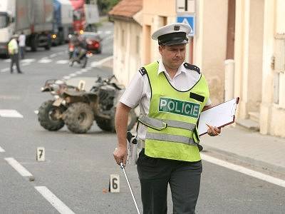 Snímky z místa nehody mladíků na čtyřkolce v Týnci nad Labem.