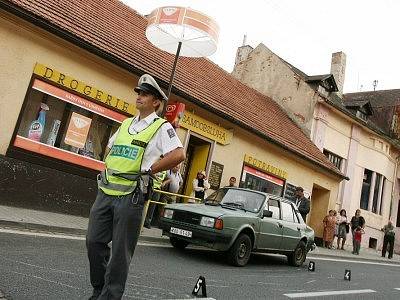 Snímky z místa nehody mladíků na čtyřkolce v Týnci nad Labem.