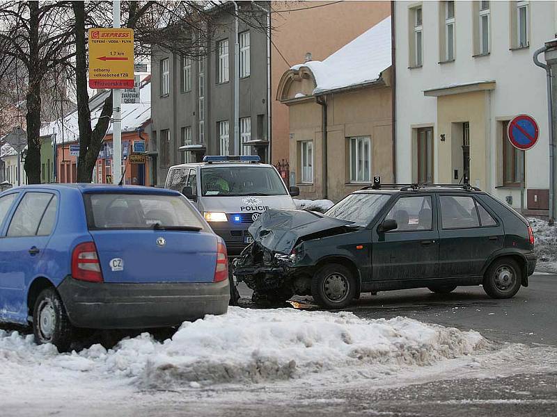 Dopravní nehoda dvou osobních automobilů. Kolín, Veltrubská ulice, 22. ledna 2010