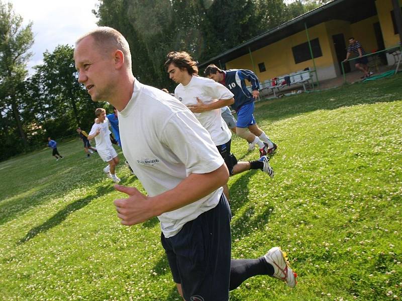 Fotbalisté divizní Velimi zahájili letní přípravu na novou sezonu.