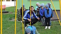 Fotbalisté přišli za dětmi do mateřinky ukázat trénink.
