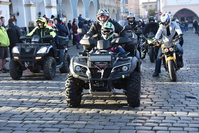 Již po osmnácté letos kolínští motorkáři říkající si Verbež kolínská uspořádali štědrovečerní vyjížďku s tradičním cílem u vánočního stromu na kolínském Karlově náměstí.