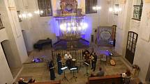 Festival Rosa Bohemica v kolínské synagoze: z vystoupení souboru Plaisirs de Musique se zpěvačkou Eliškou Tesařovou.