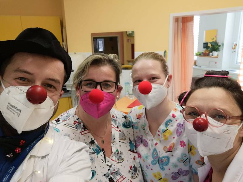 Zdravotní klauni v kolínské nemocnici.