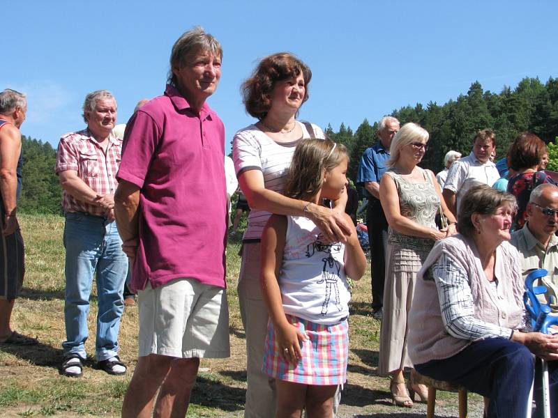 Žehnání novému zvonu a jeho osazování do kostela sv. Jakuba ve Stříbrné Skalici - Rovné