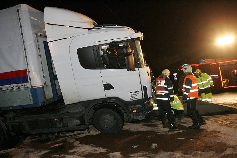 Noční nehoda kamionu na křižovatce směr Poděbrady na výpadovce z Kolína.