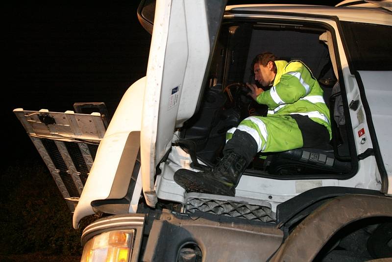 Noční nehoda kamionu na křižovatce směr Poděbrady na výpadovce z Kolína.