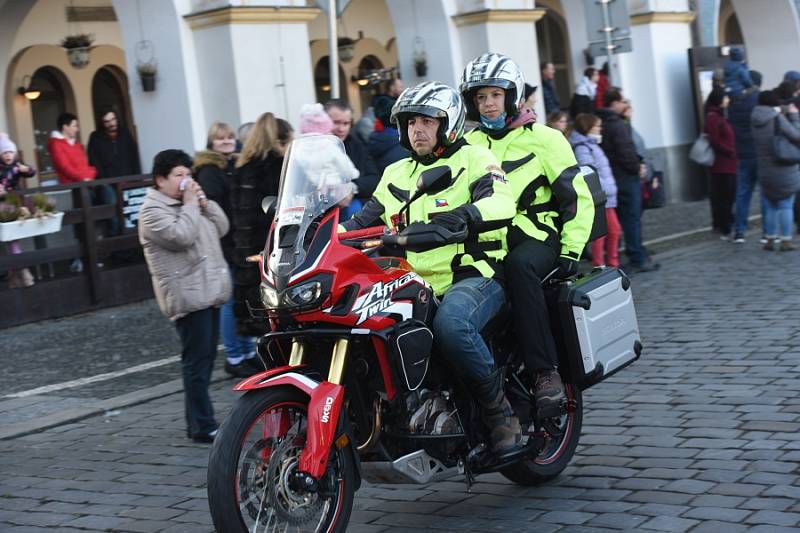 Již po osmnácté letos kolínští motorkáři říkající si Verbež kolínská uspořádali štědrovečerní vyjížďku s tradičním cílem u vánočního stromu na kolínském Karlově náměstí.