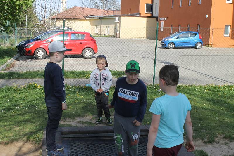 Z čarodějnického reje na centrálním dětském hřišti v Kolíně.