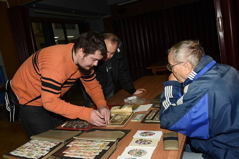 Poslední letošní setkání sběratelů se uskutečnilo v sobotu 9. listopadu v saloncích Městského společenského domu, na které ale v deštivém počasí dorazili jen ti nejvěrnější.