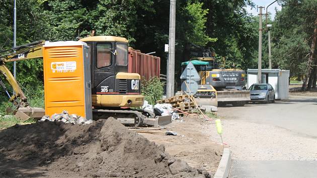 Práce na rozšíření silnice ke sportovní hale v Borkách, červen 2022.