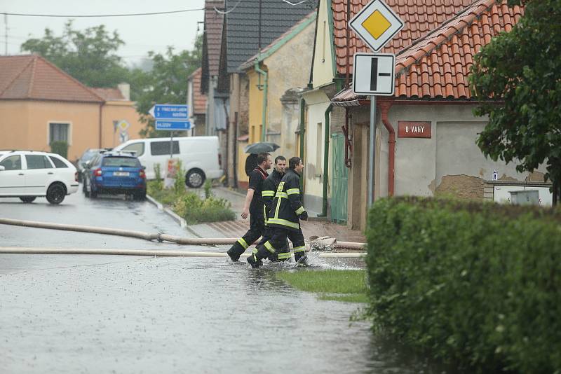 Voda z přelité požární nádrže ve Starém Kolíně zaplavila i hasičskou stanici.