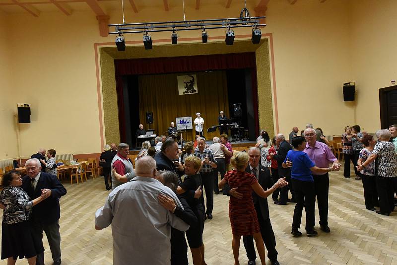 Kapela Studio Kolín vyhrávala na Zámecké členům a příznivcům Klubu přátel Františka Kmocha.