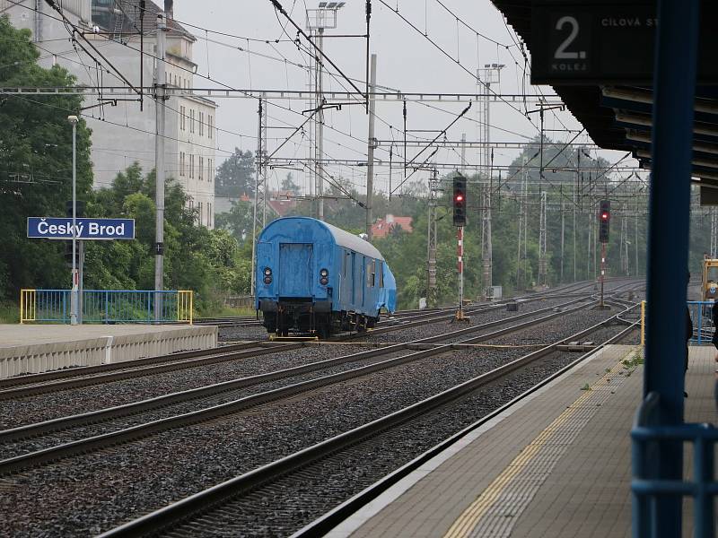 Odstavený zdemolovaný vlak na nádraží v Českém Brodě.
