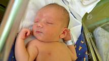 Daniel Farkaš se rozhlédl 11. srpna 2015. Po porodu měřil 51 centimetr a vážil 3480 gramů. Doma v Mlékovicích ho přivítali maminka Dana, tatínek Filip a dvouletý bráška Filípek.