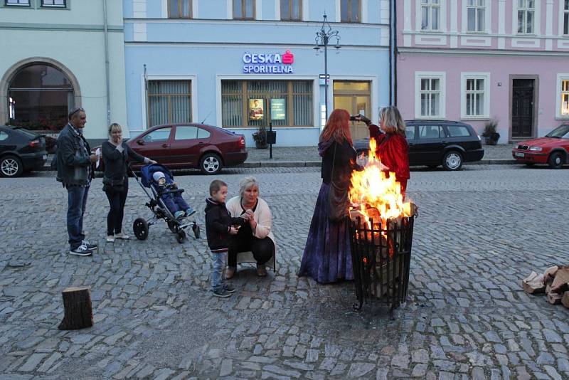 Lidé se při večerní procházce v Kouřimi dozvěděli mnoho o historii.