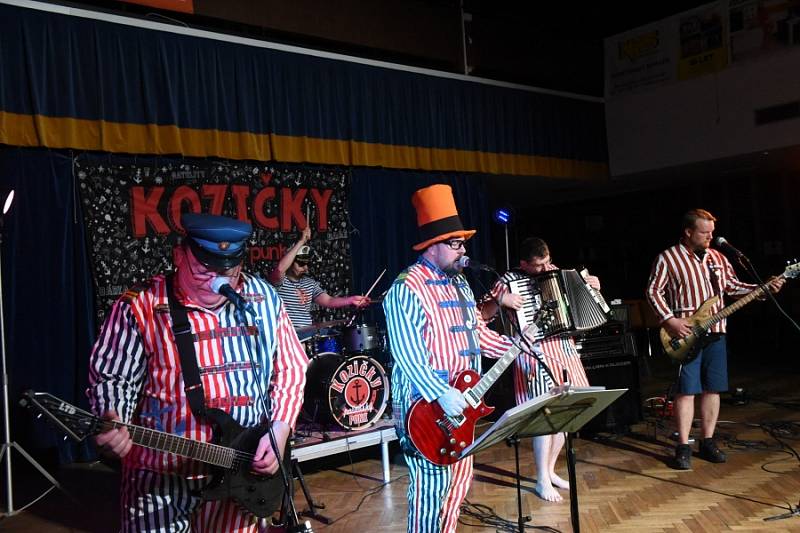 V sále kolínského Městského společenského domu si daly dostaveníčko kapely Kozičky a Blank Out.