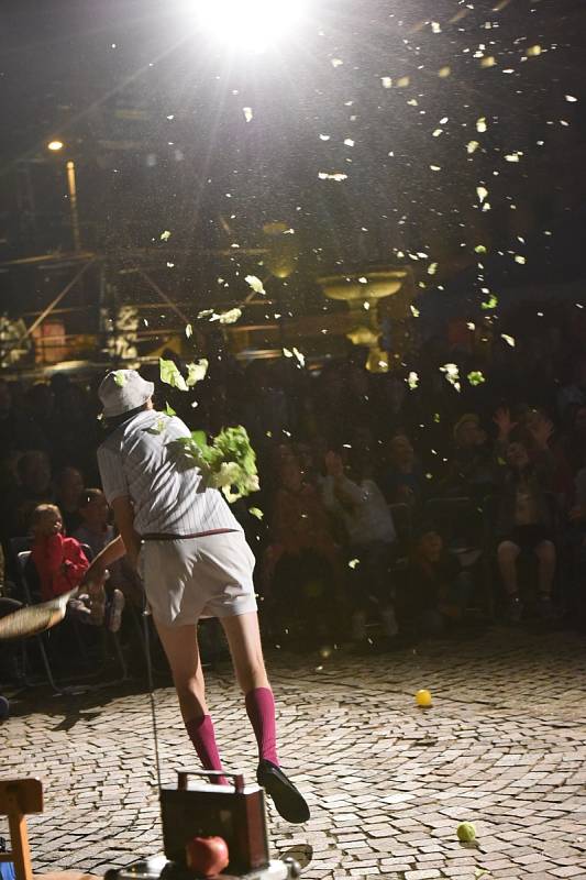 Z prvního dne Gasparády, mezinárodního festivalu neverbálního divadla na Karlově náměstí v Kolíně.