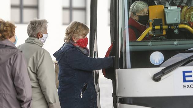 Cestující s obličejovými rouškami na zastávkách a v autobusech v Kolíně.