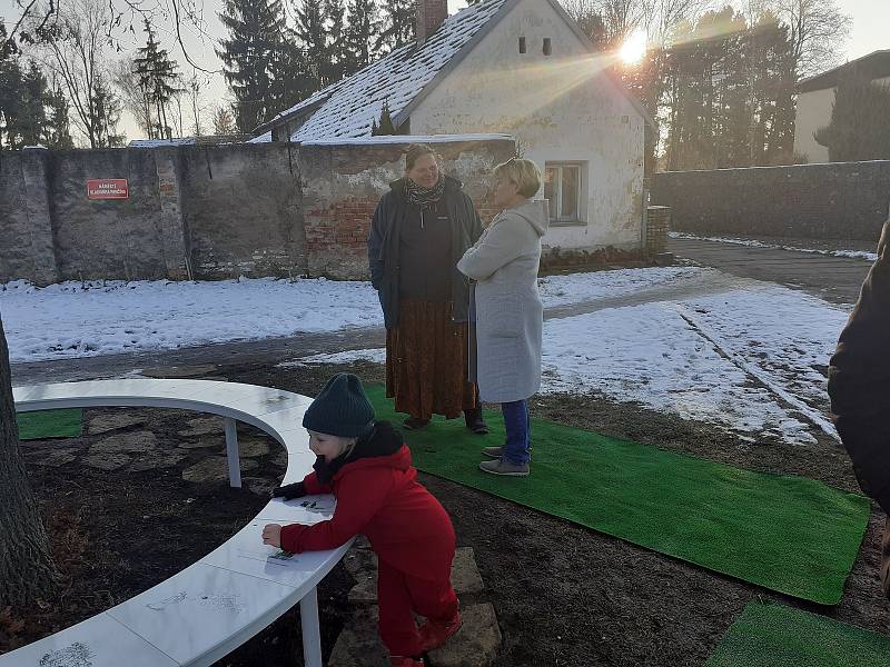 Pečky vytvořily svému rodákovi, kreslíři Vladimíru Renčínovi, jeho lavičku, nově po něm pojmenovali i malé náměstí.