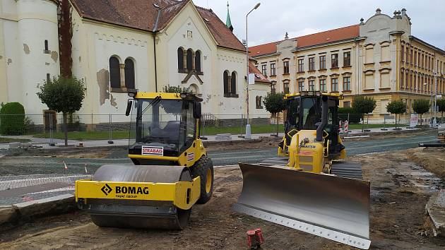 Práce na průtahu Pečkami pokračují od kostela ke vzdělávacímu centru.