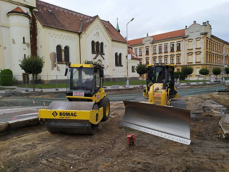 Práce na průtahu Pečkami pokračují od kostela ke vzdělávacímu centru.