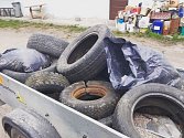 V okolí Radimku a Cerhýnek se našlo mimo jiné i třináct vyhozených pneumatik.