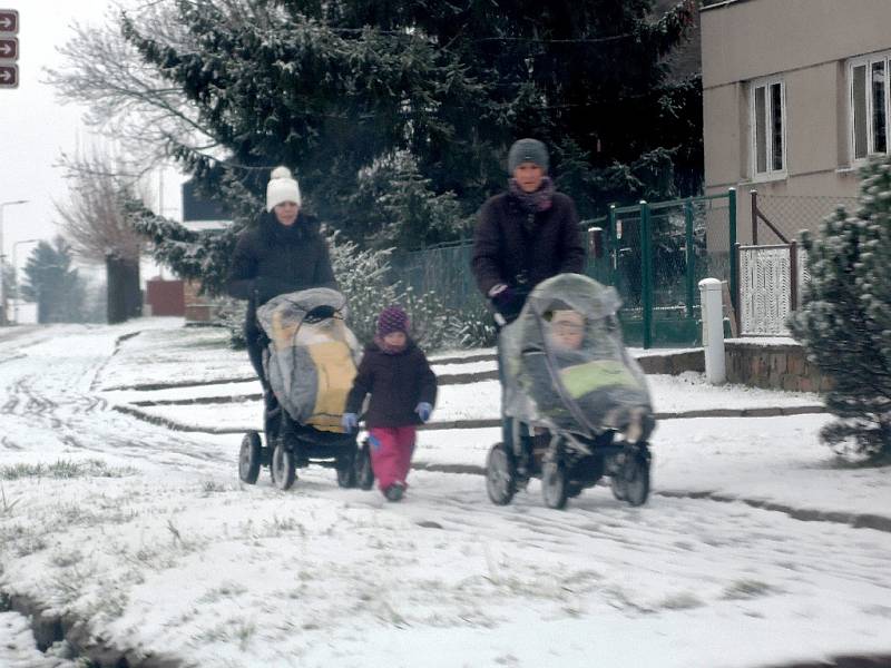 Sníh potrápil řidiče na Kolínsku