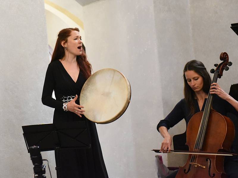 Z vernisáže hned tří výstav najednou v kolínské synagoze.