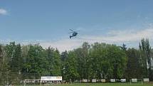 Na hřišti v Pečkách musel přistát vrtulník