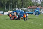 Na hřišti v Pečkách musel přistát vrtulník