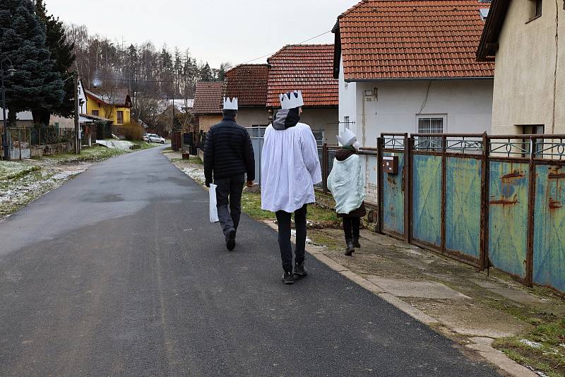 Tři králové v Českém Brodě přinesli dary k oltáři.