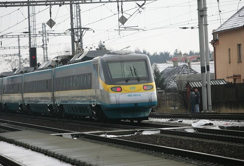 V Pečkách srazilo pendolino seniorku. Na místě svým zraněním podlehla. 10.2. 2009.