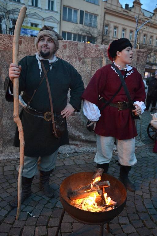 Kolíňáci zaplnili náměstí, aby se podívali na slavnostní rozsvícení vánočního stromu.