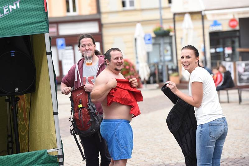 Vodním hrátkám na skluzavce v centru města nepřálo počasí