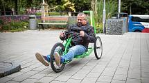 Speciální jízdní kolo pro handicapované děti si lze vyžádat v půjčovně kompenzačních pomůcek na poliklinice v Kolíně. Svezl se na něm i místostarosta města Michal Najbrt.