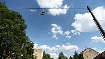 Shoefiti, neboli umísťování svázaných bot na dráty elektrického vedení je populární po celém světě.