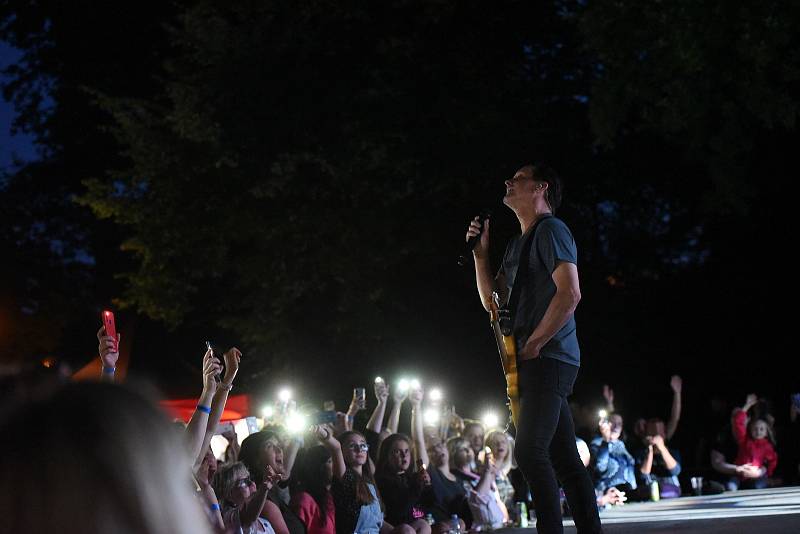 V Kolíně na sledování fotbalového utkání Česko - Dánsko navázal koncert kapely Chinaski.