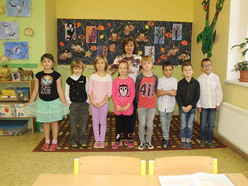 Žáci prvního ročníku Základní školy Veltruby s třídní učitelkou Janou Pánkovou