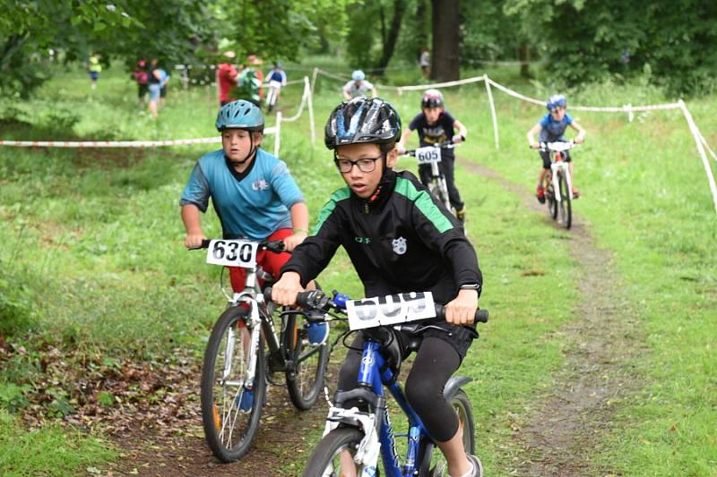 Poslední sportovní den v Kolíně ukončila cyklistika, basketbal i házená.