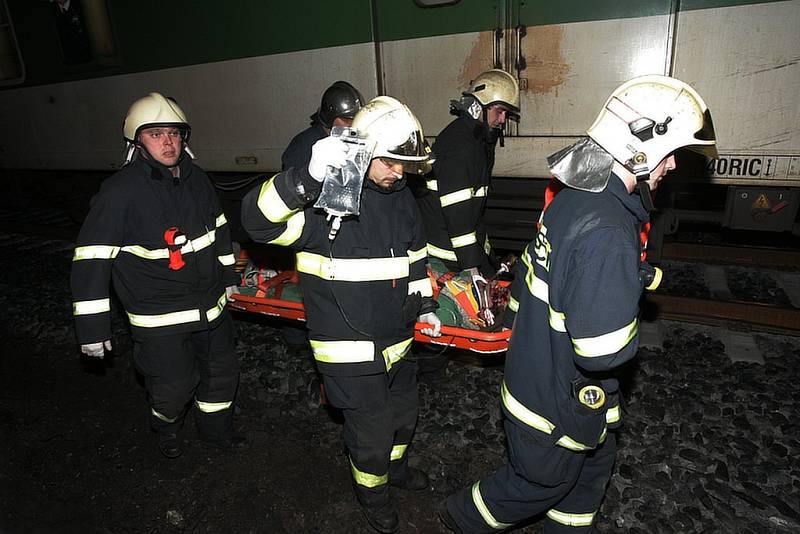 Na železniční trati u Starých lázní v Kolíně srazil vlak zřejmě přecházejícího muže. 